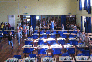 Megafinal - children rush to see pairings board